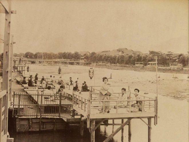 日军侵华老照片：女子自愿脱衣服让洋人拍摄，女孩拍下大尺度照片