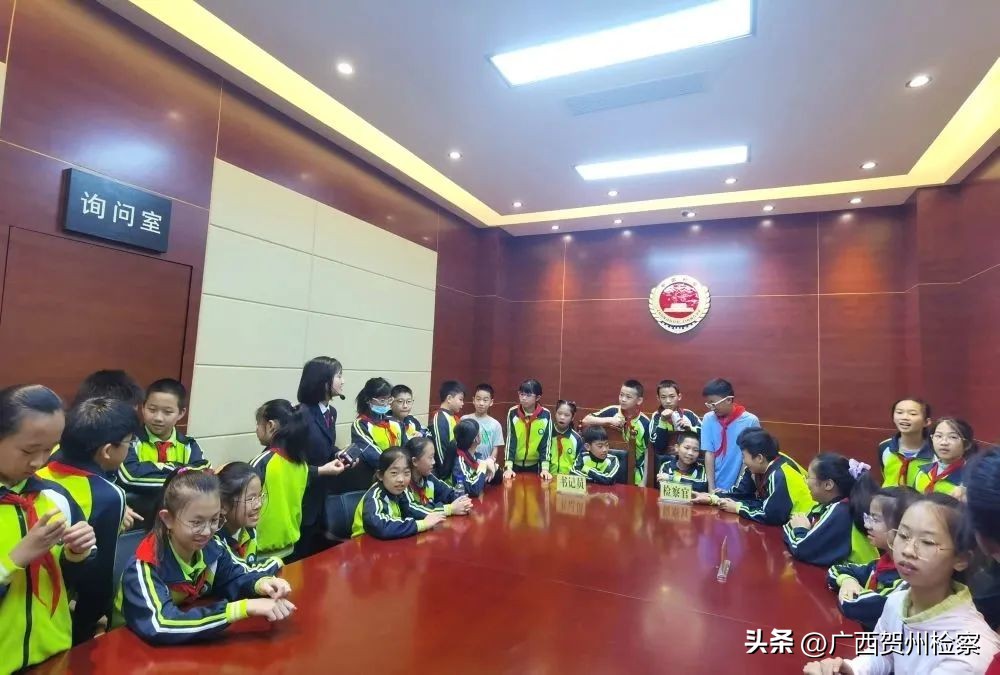 八步检察:国际家庭日|检察官与孩子、家长共乘“法治亲子列车”