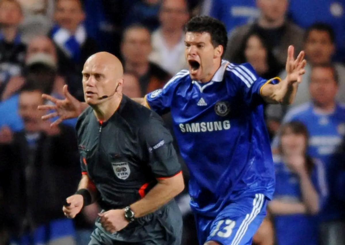 狗血！45岁足坛巨星与去世儿子21岁模特朋友约会，公开拥吻不避讳