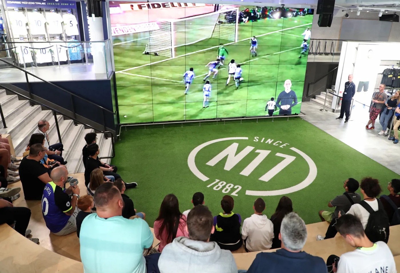 父亲节带着爸爸一起踢球,父亲节孩子和爸爸的篮球互动