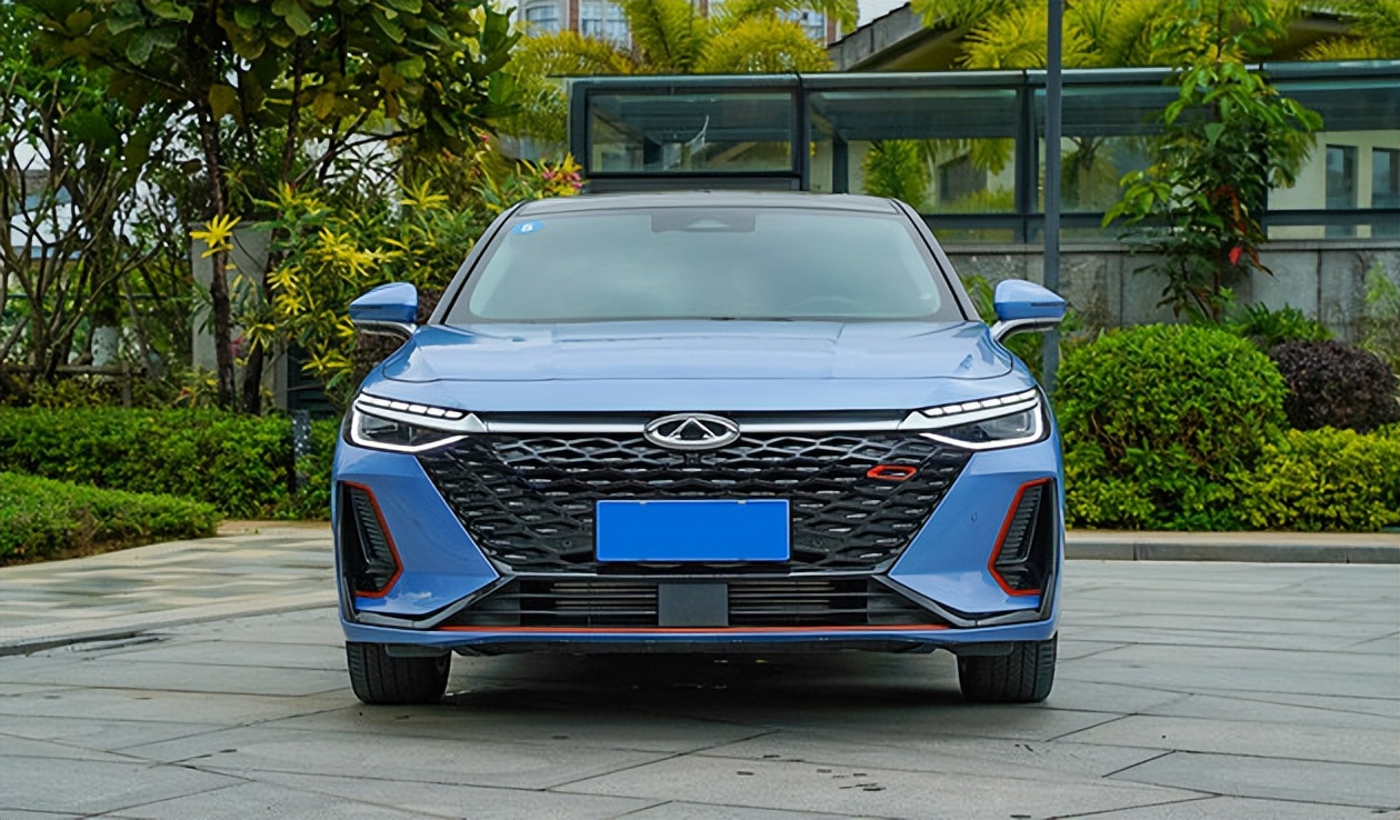 不负新时代,比亚迪宋plusdmi和奇瑞艾瑞泽8