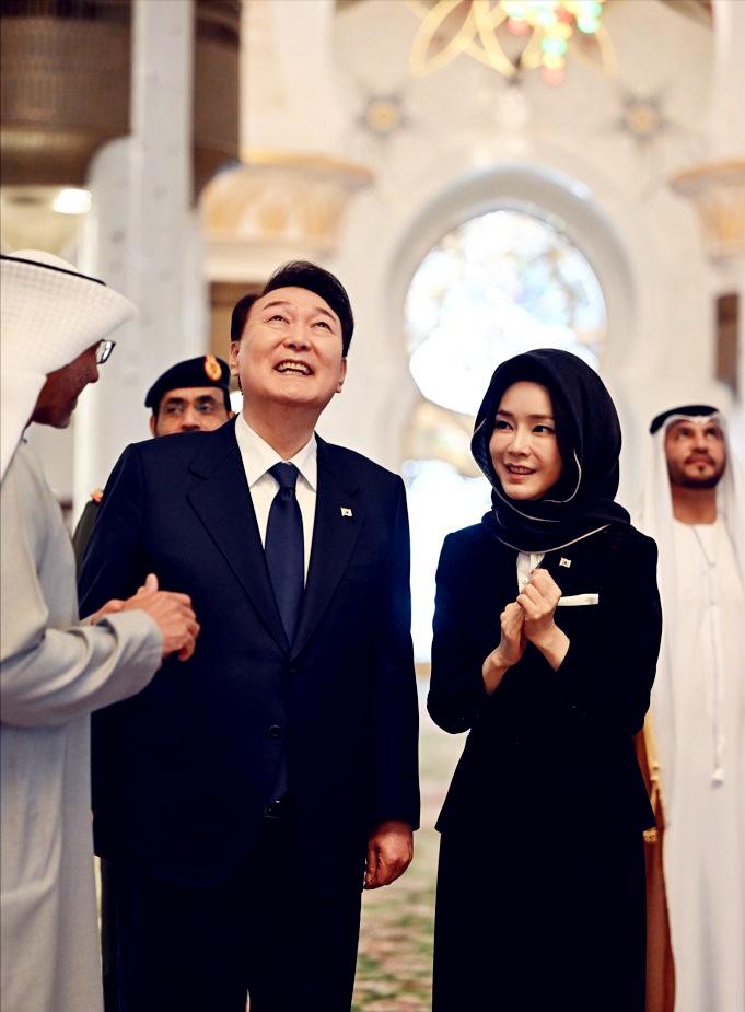 韩国第一夫人金建希着装图片,尹锡悦金建希访问阿联酋