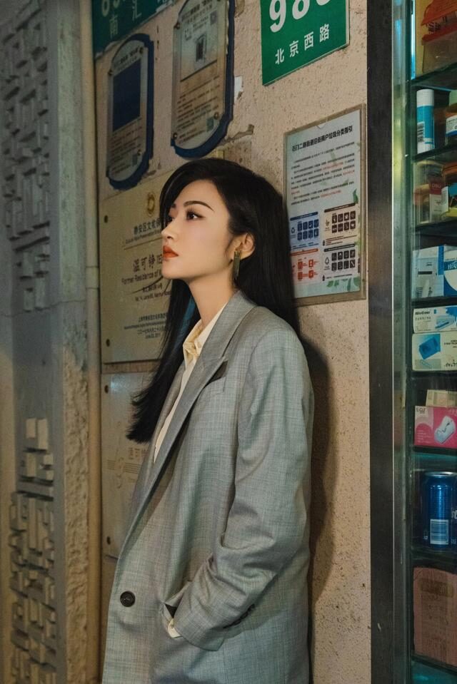 景甜皮裤西装现身,景甜的波点礼服穿搭大秀好身材