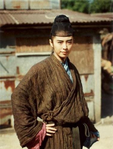 3个亦雌亦雄的大美女，一个46岁自杀，一个不婚不育，一个嫁富商