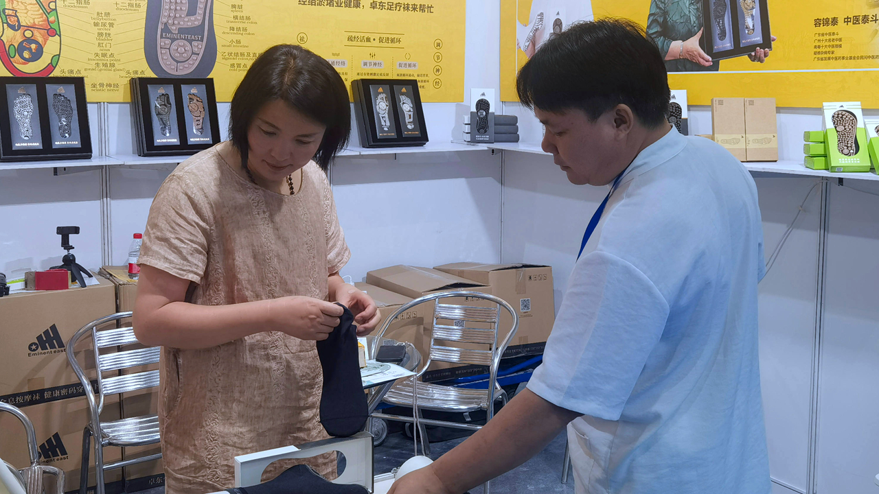 给丈母娘洗脚修脚,送丈母娘保健品推荐