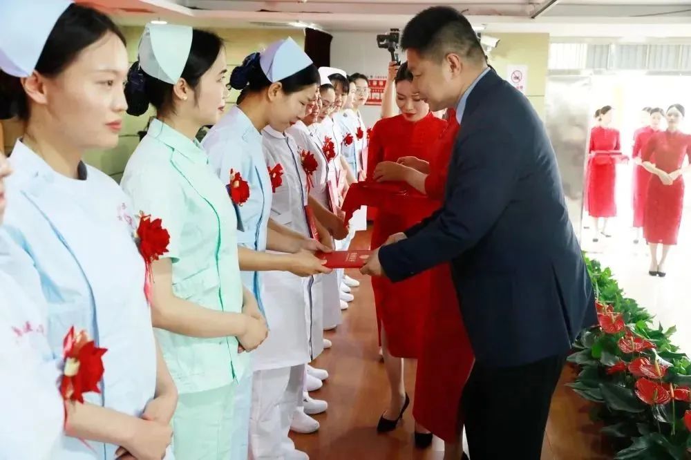 发展护士队伍改善护理服务的感悟,发展护士队伍改善护理服务1500字