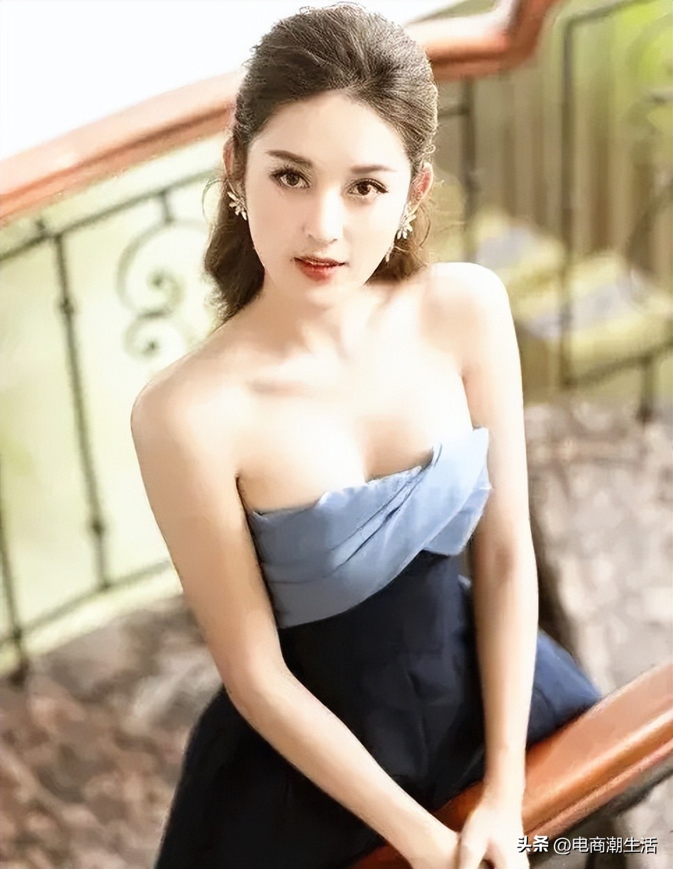 越南国宝级美人，红唇丹齿美丽动人，极致的穿搭演绎高贵名媛风