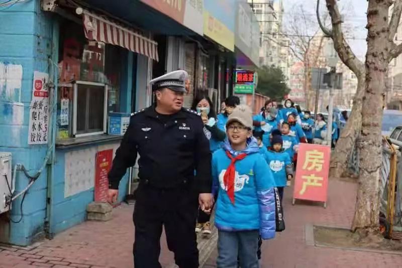 交警走进小学开展交通安全宣讲,青岛儿童义工