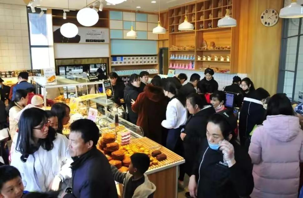 蛋糕店爆火,大牌联名蛋糕价格不菲却仍有人买单丨欧界