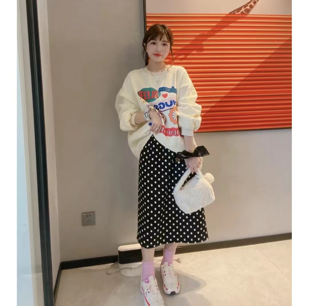 宽松版卫衣搭直筒宽松休闲裤,宽松卫衣怎么搭配裙子才好看