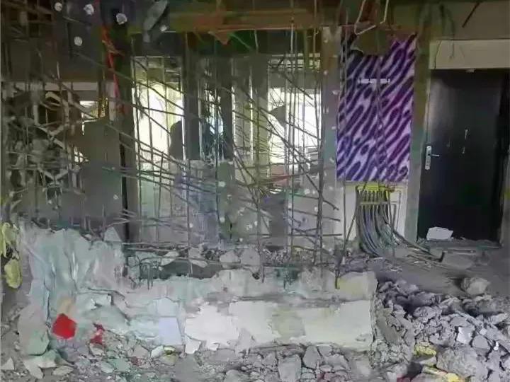 男子开挖机半夜拆房子,挖掘机拆承重墙事件