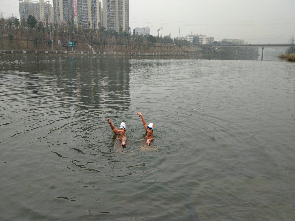 湘西欢乐冬泳人——向怀化水上部落“碉堡村”致敬