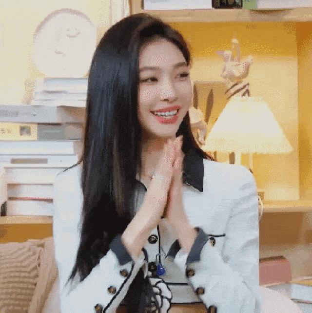 顶级网红逐梦娱乐圈，结果她被骂颜值太普通？