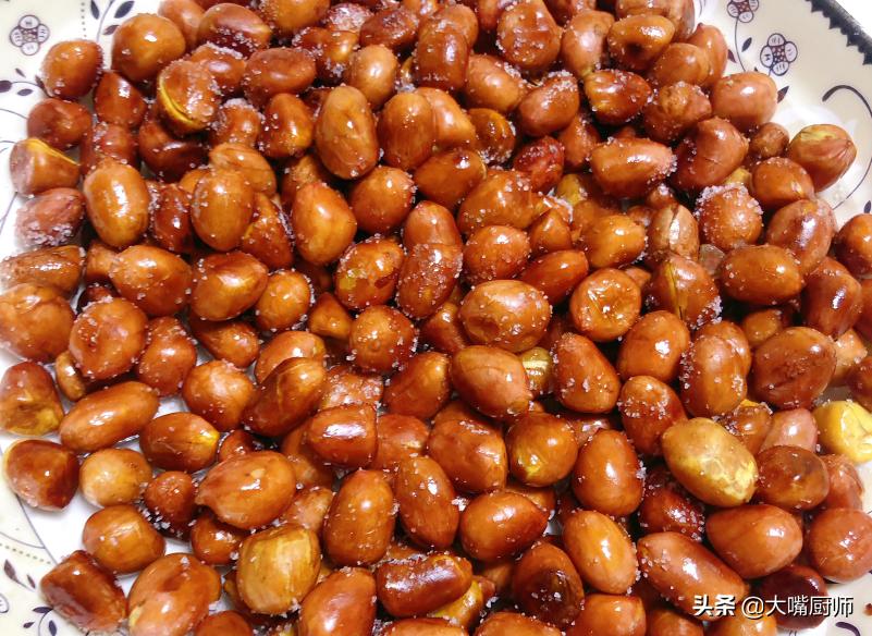 炒花生米不放油怎么又酥又脆,怎么干炒花生米不放油也不糊