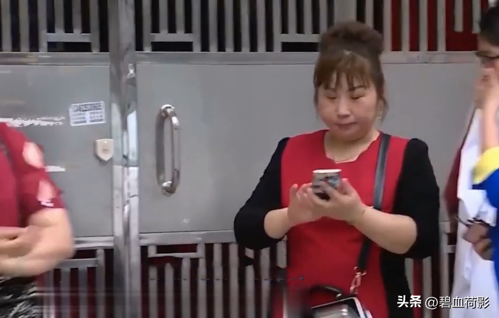 男子出轨妻子闺蜜妻子勃然大怒,男子出轨女友闺蜜女友暴怒