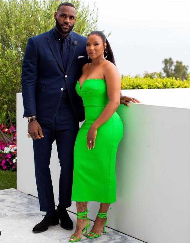 第一次参加nba全明星赛的詹姆斯,詹姆斯为什么叫小皇帝