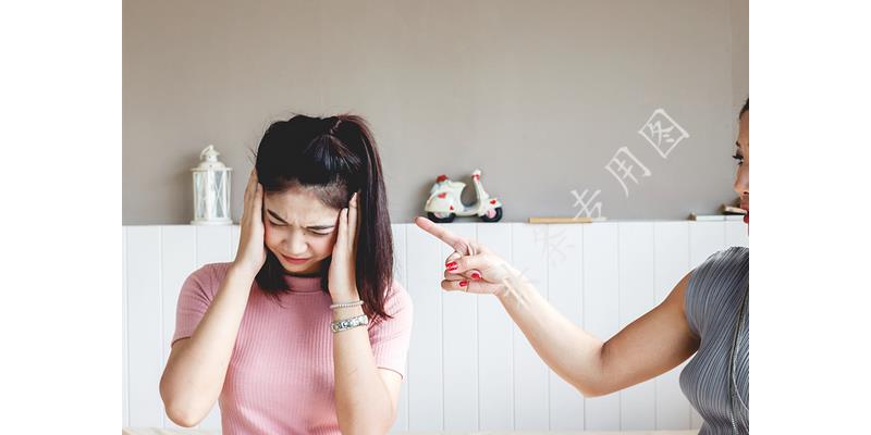 亲爸后妈打孩子被后爸亲妈救走,亲爸后妈把孩子给打了