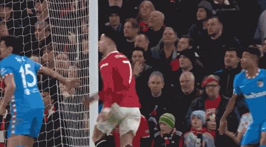 马奎尔误伤队友做出反应,马奎尔误伤卢克肖