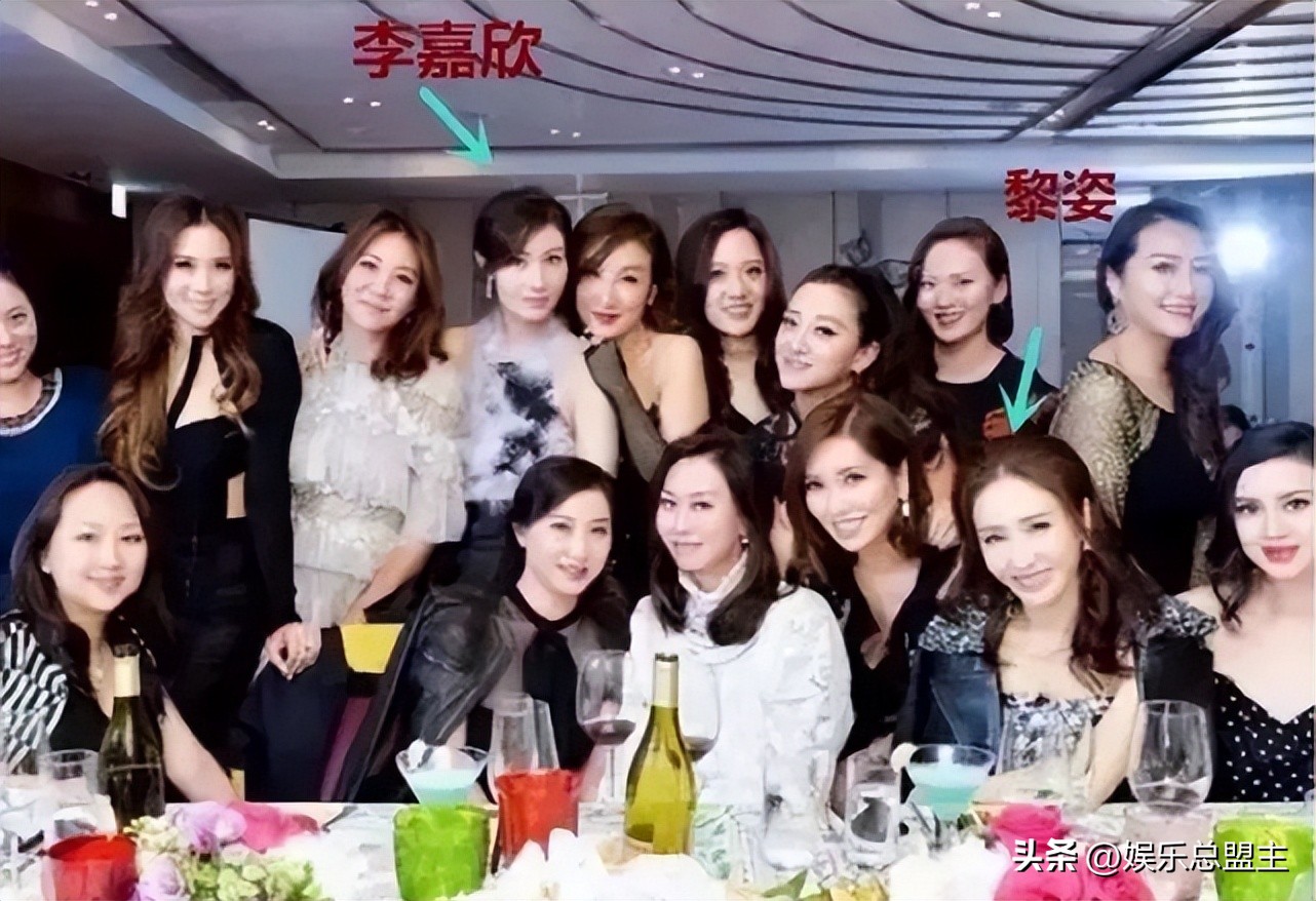 一个参加晚宴穿6年前礼服，一个用2克拉钻石敷脸豪门的差距有多大