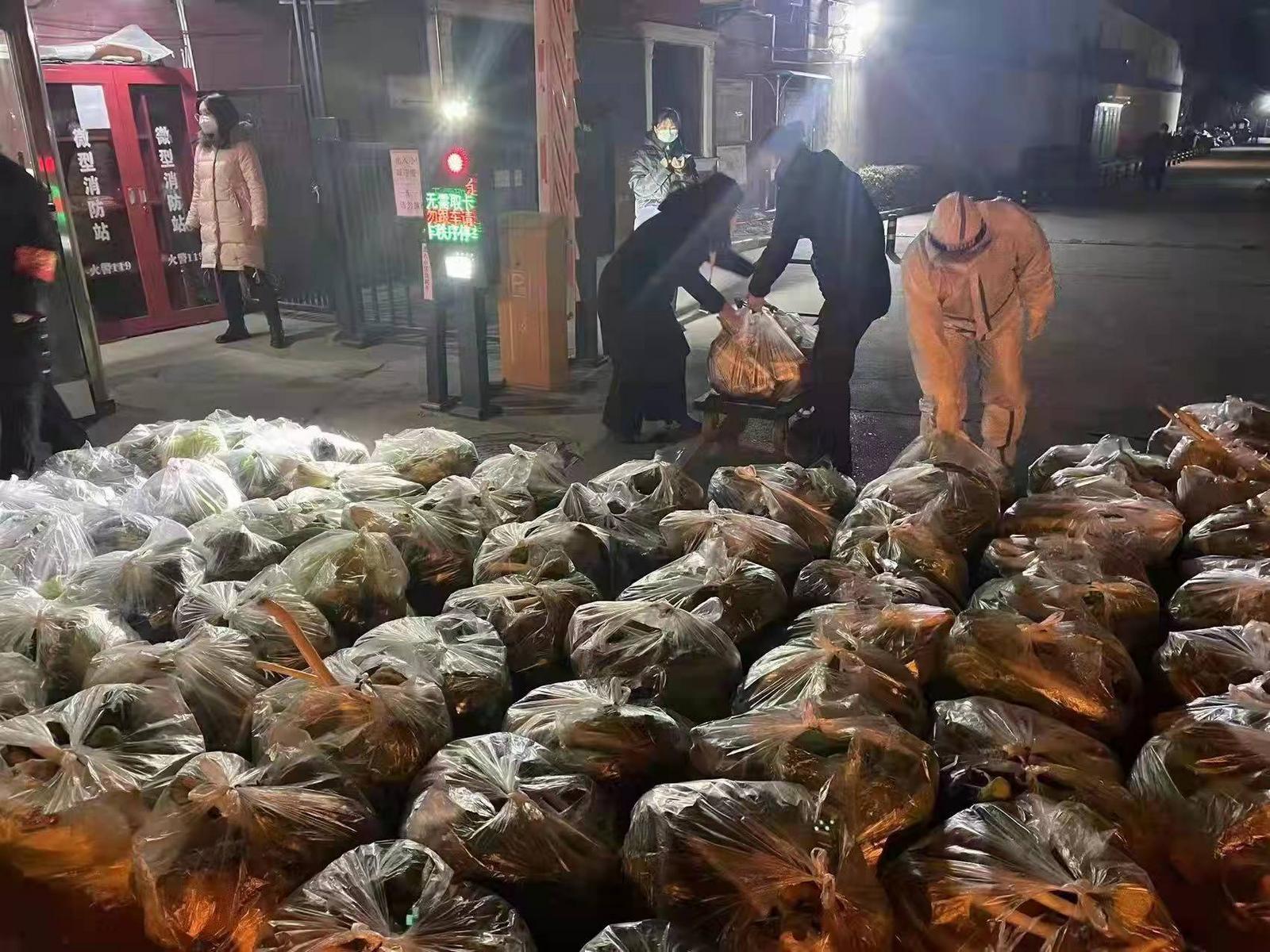 西安市民深夜储备隔离物资,西安市民有序购买物资