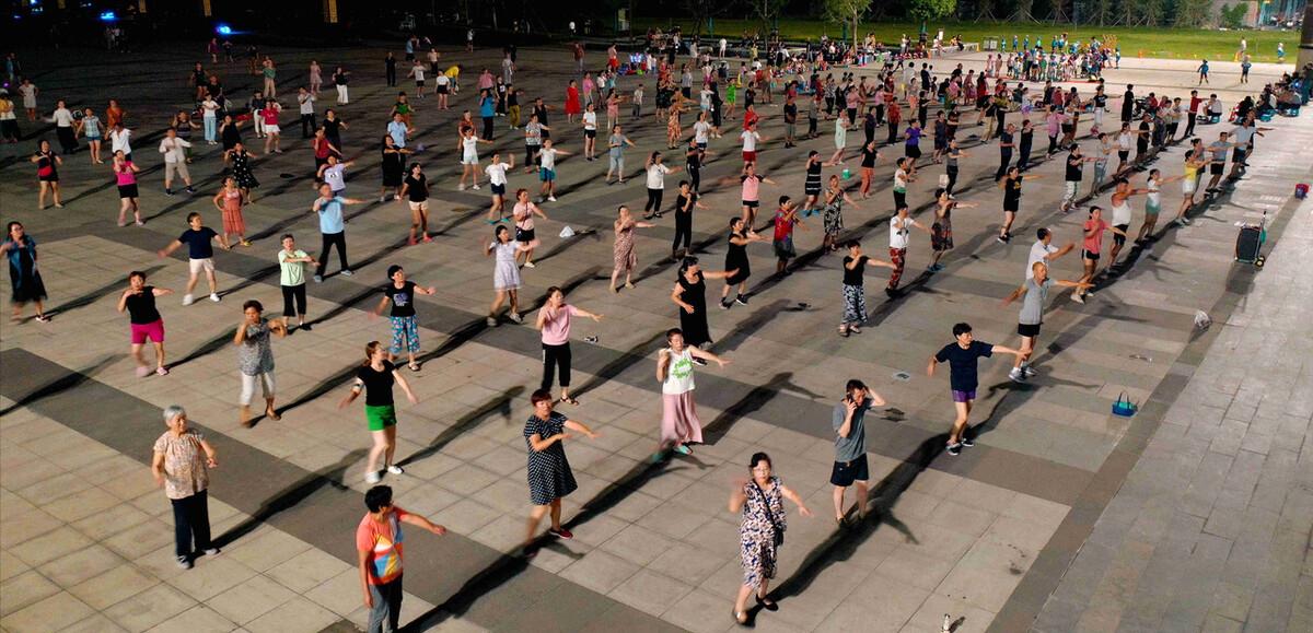 广场舞大妈争地盘闹矛盾,广场舞和打篮球冲突