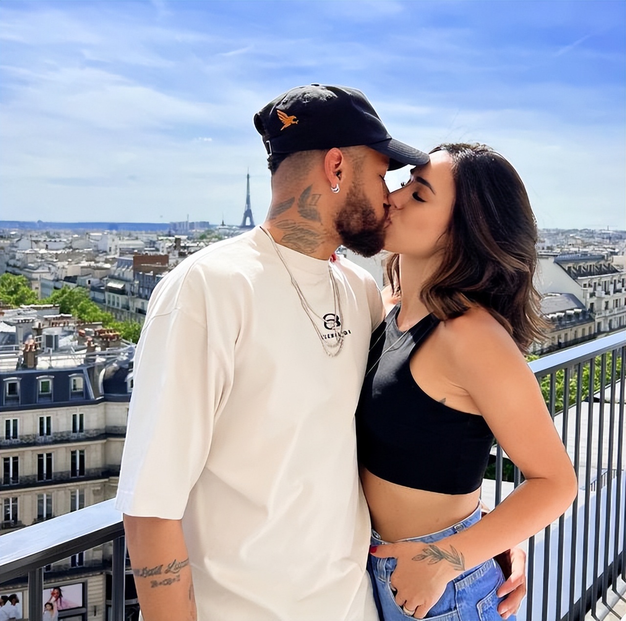 巴西球星内马尔前女友,内马尔一共谈过几个女友