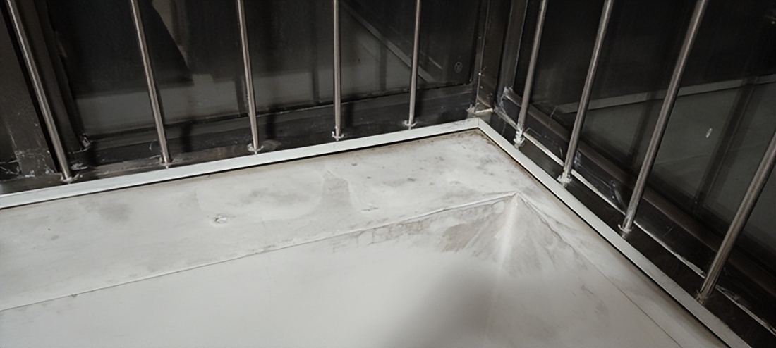 阳台顶部漏水怎么修复,阳台110排水管漏水修复