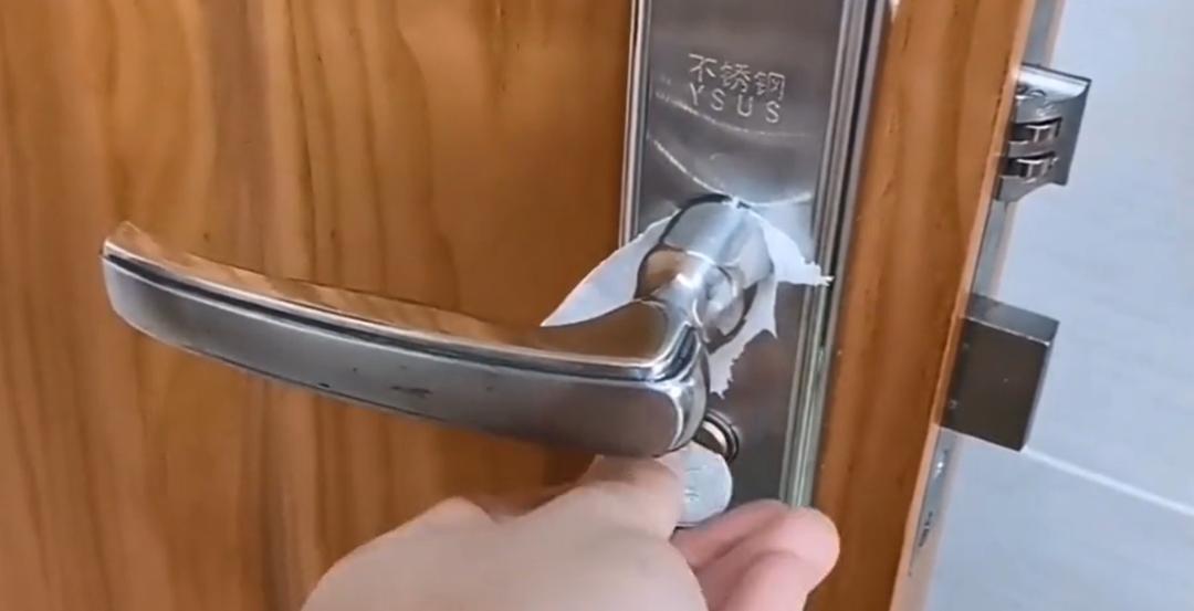 孩子淘气把自己锁在保险柜,门被反锁只需要一枚硬币快速打开