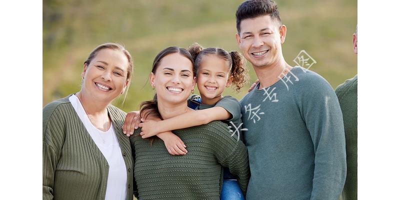 离婚十年，60岁的她拎一包东西上门：东西收下，我照顾你有仨条件