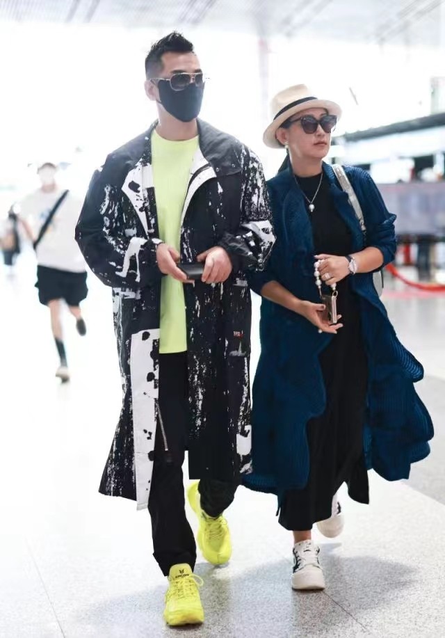 赵文卓陪老婆逛街,赵文卓妻子带儿女现身机场