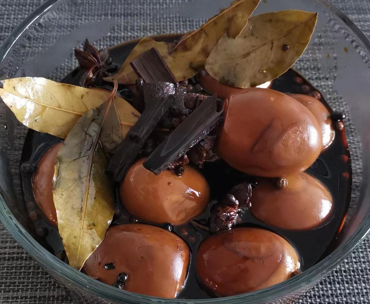 为蛋*身卖**在台成真！台女为买鸡蛋被大叔*养包**男友曾开心吃茶叶蛋