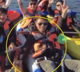 搞笑gif谁这么有才把车开上房顶了,搞笑gif段子这车开出去也太拉风了