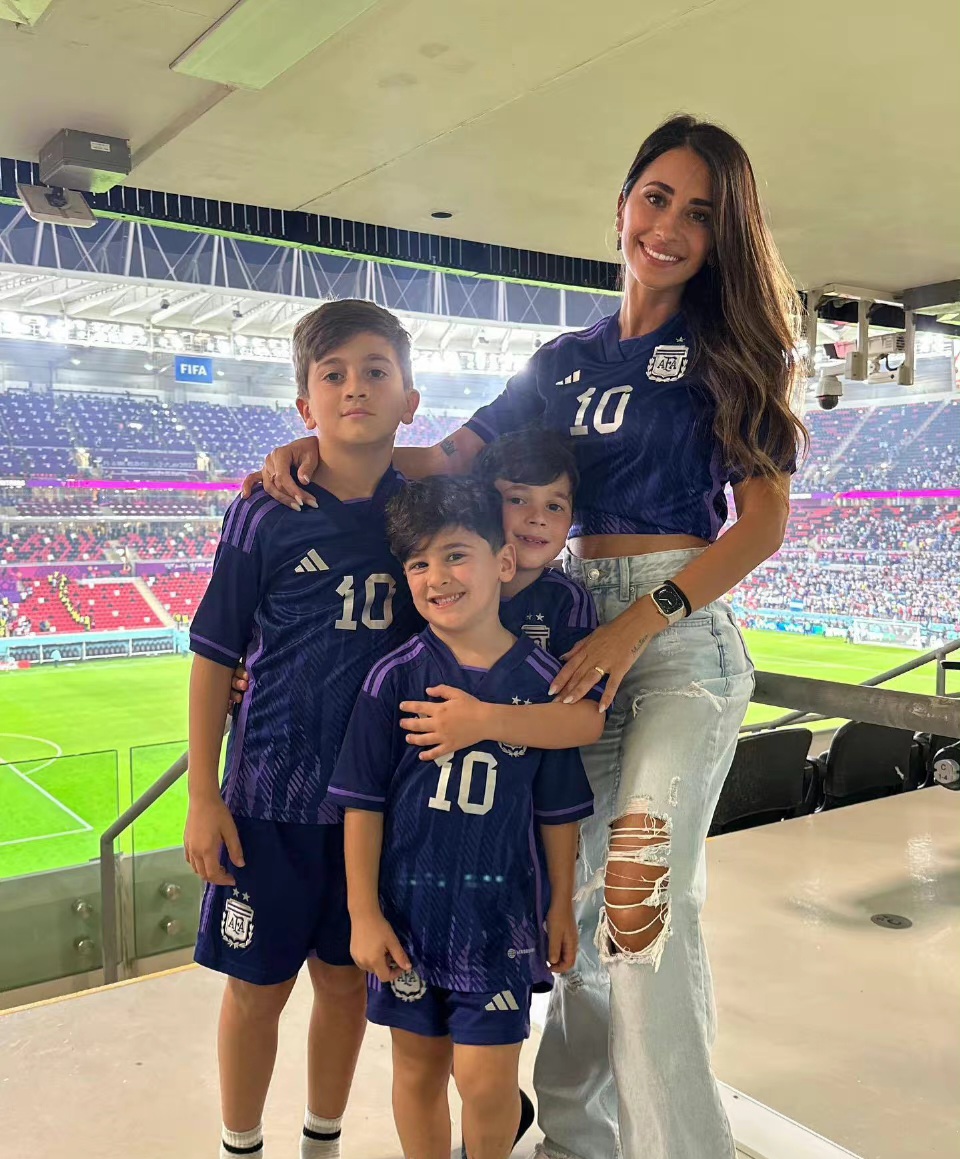 梅西太太现身世界杯看台，穿10球迷服配破洞牛仔裤，尽显潮酷范儿