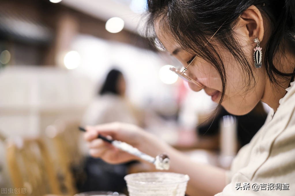 中医专家提醒：夏天贪冷饮，坏处一大堆，请牢记这些补救方法和两种最解暑的饮料