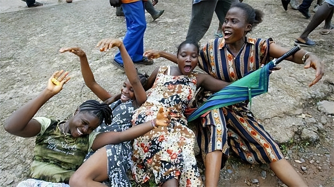 没见过这么穷的国家，买双拖鞋还要分期，一下雨半个国家都瘫痪