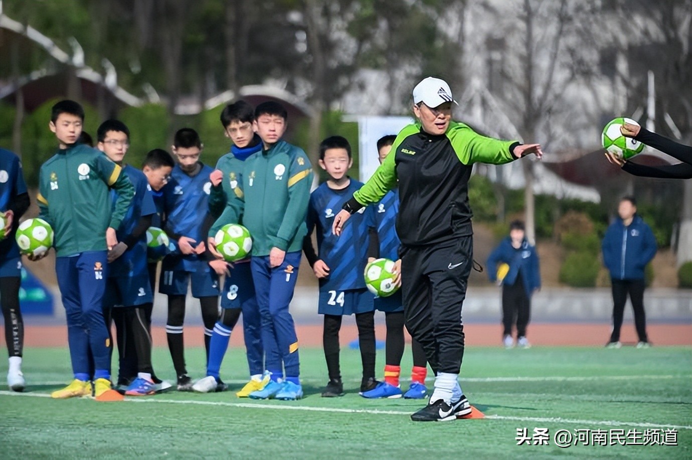 奔跑吧少年足球展示活动,足球进校园视频