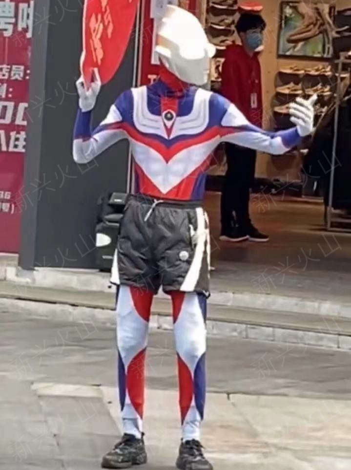 男子街边扮奥特曼,广东一男子扮成奥特曼