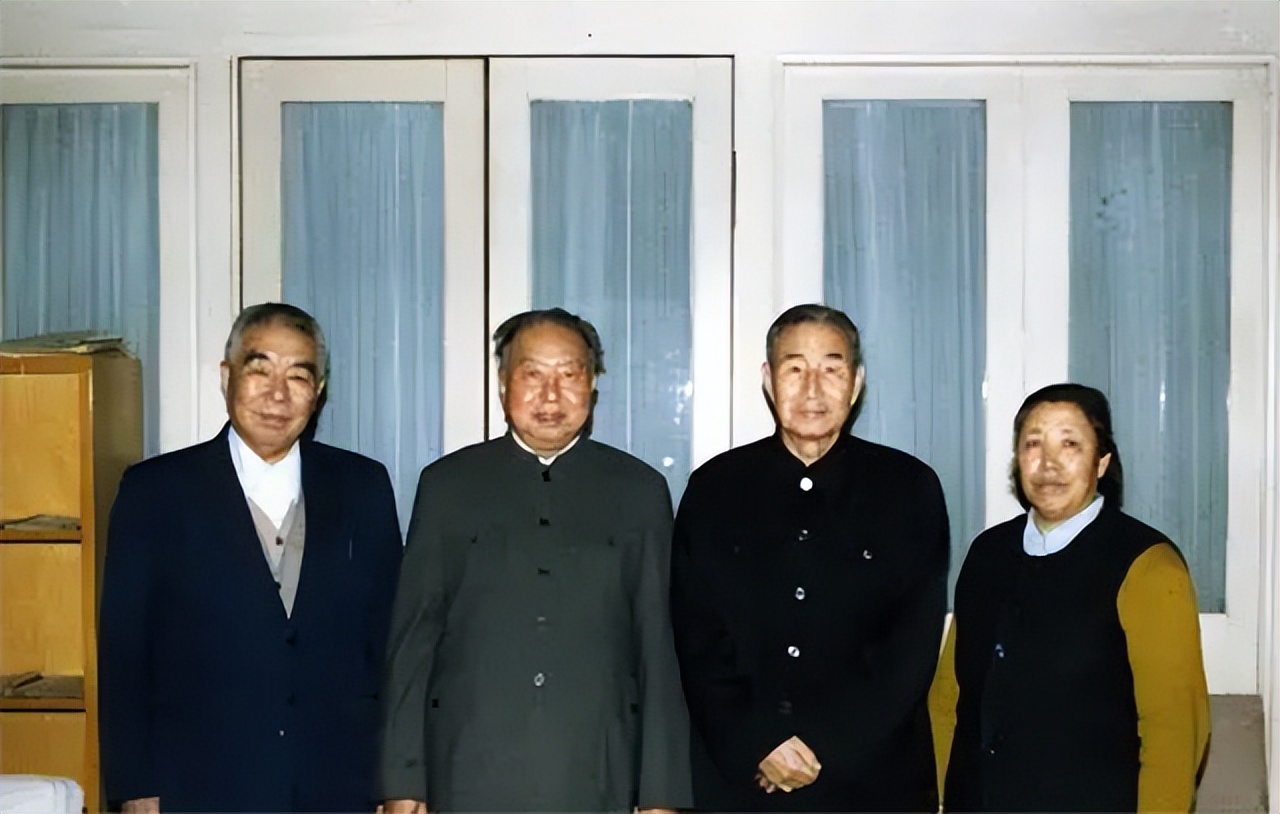 74年*国锋华**衣着朴素参加家长会，工人家长问其贵姓，答：中华的华