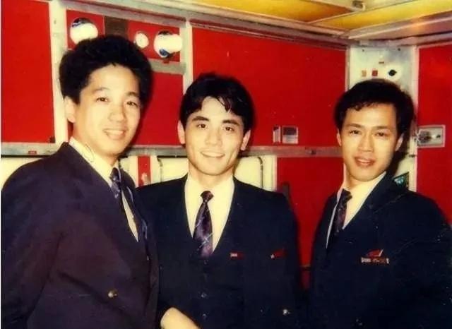 女子穿侵华日军服装摆拍新闻视频,女子身着日本侵华军装露脸