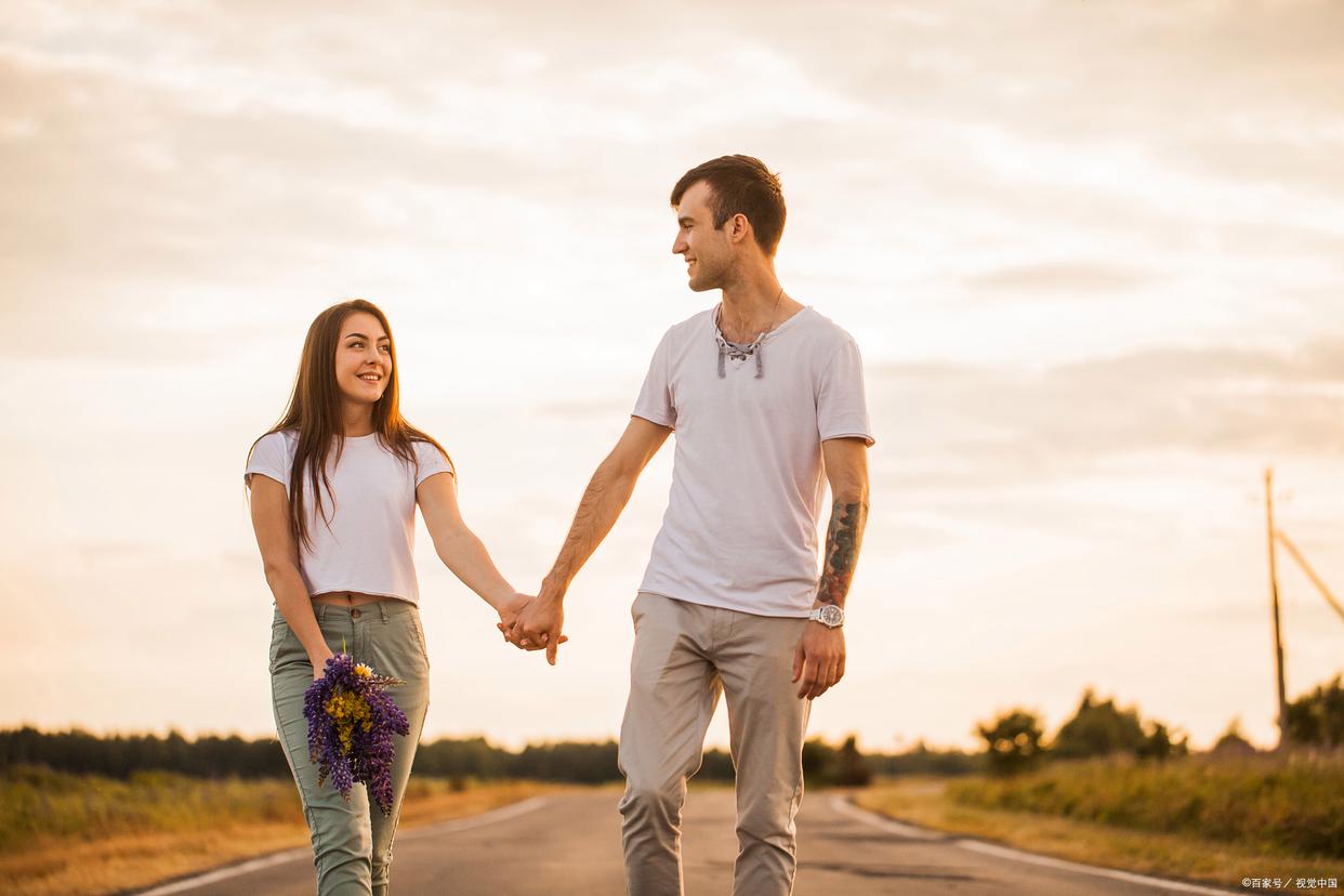 男人肢体语言说明爱,男人喜欢一个女人的肢体表现