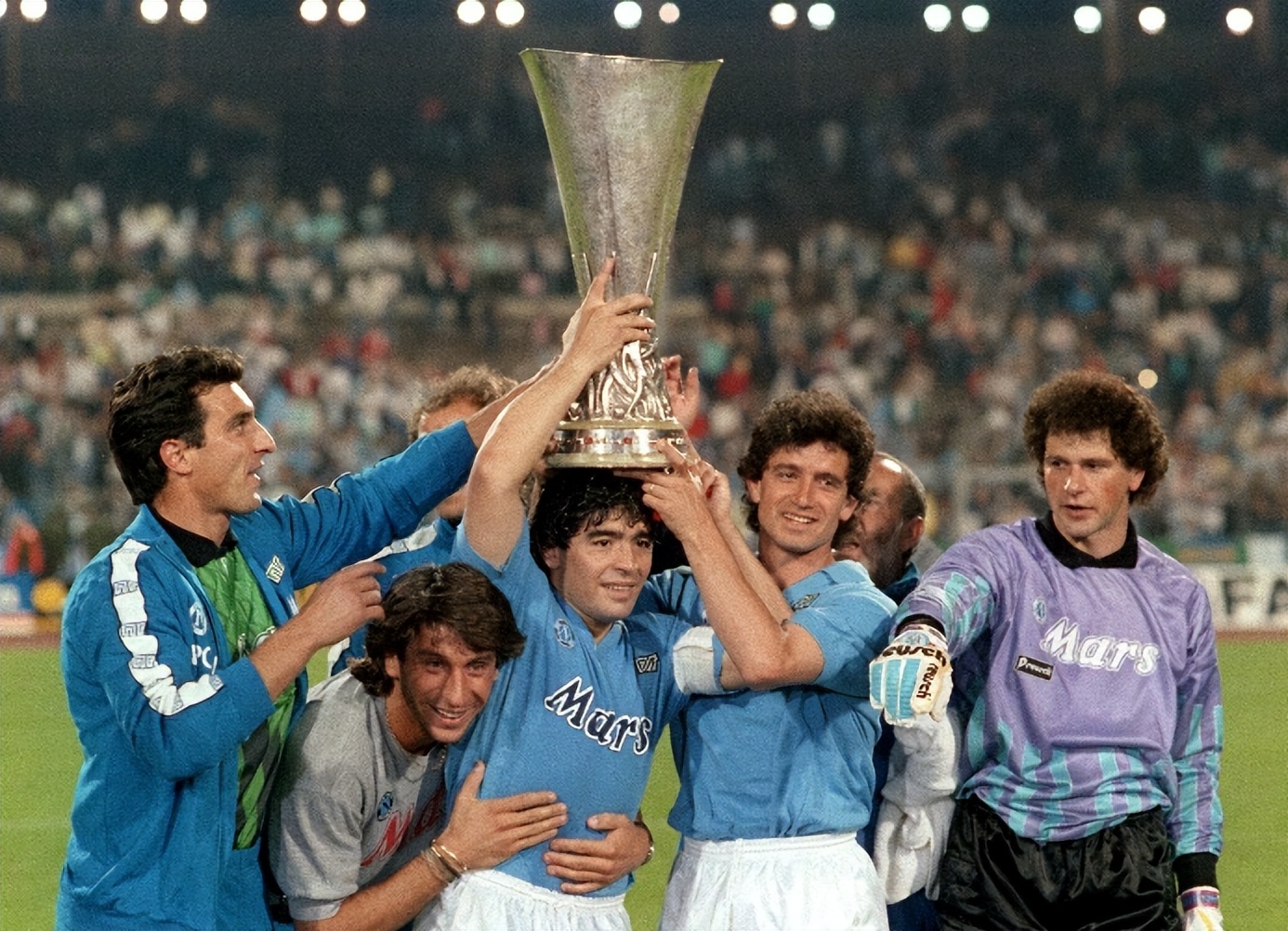 意大利巨星评价梅西,资深球迷评价马拉多纳和梅西