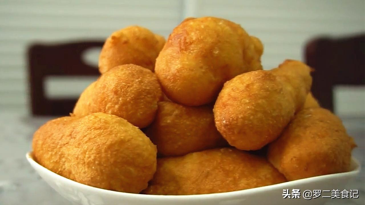 新型油条做法，全程手不沾面，筷子搅一搅，出锅蓬松又柔软，真香