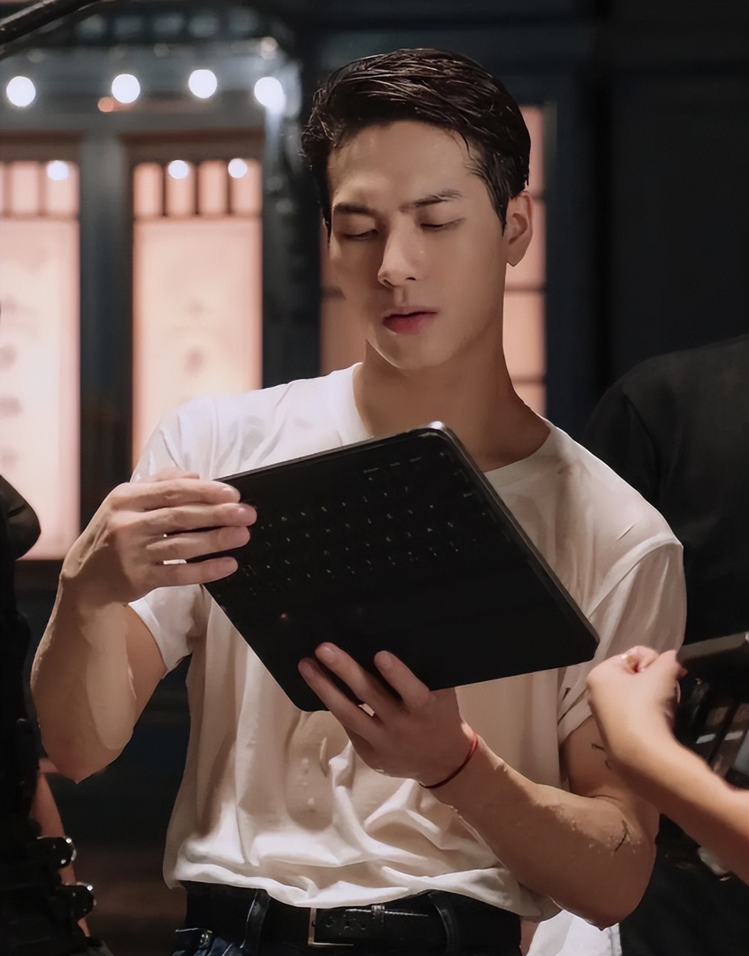 王嘉尔和高个子粉丝合影,王嘉尔为什么和那么多粉丝合影