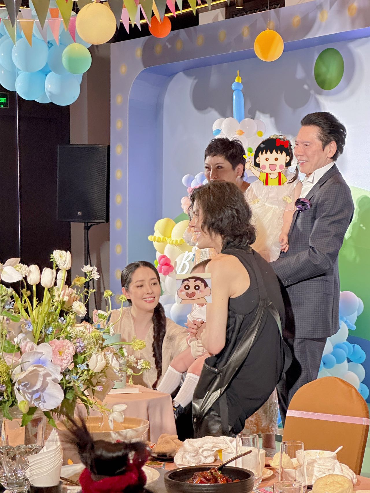 向佐和郭碧婷一家四口合影,向佐郭碧婷夫妇分享儿子周岁宴