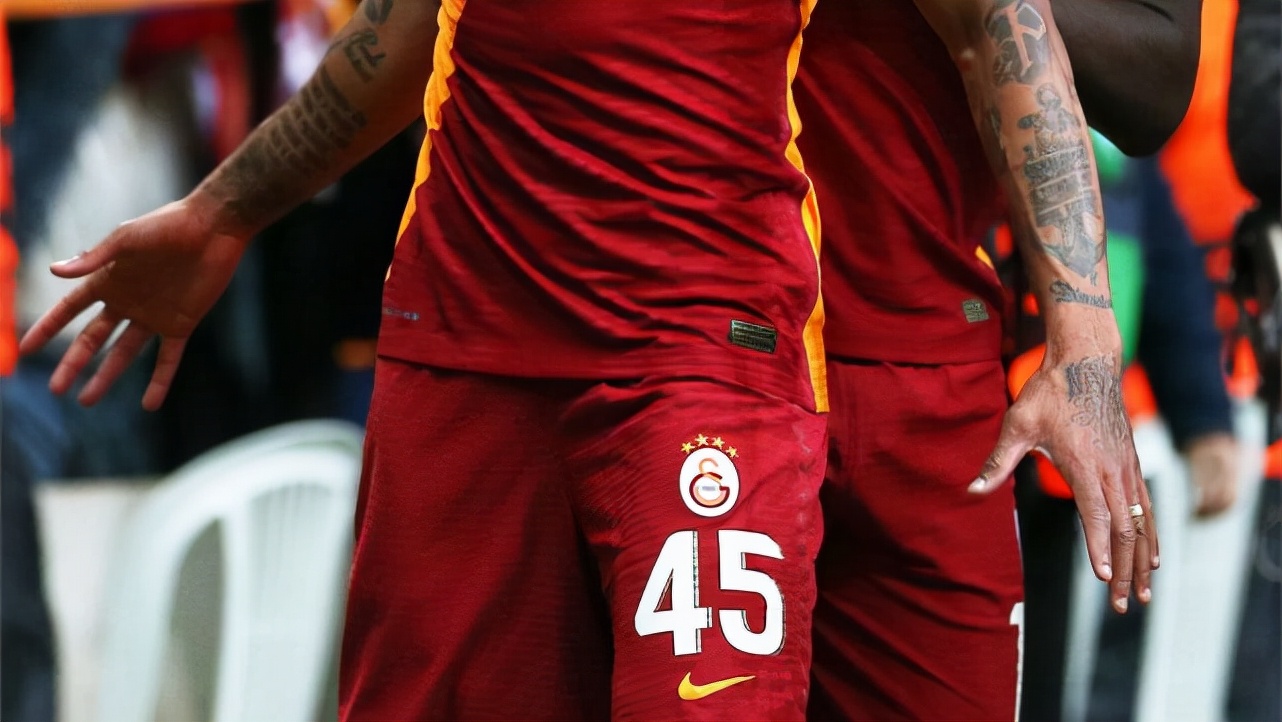 魔鬼主场害人害己，向场内投掷水瓶，砸中阿尔巴，或遭欧足联处罚