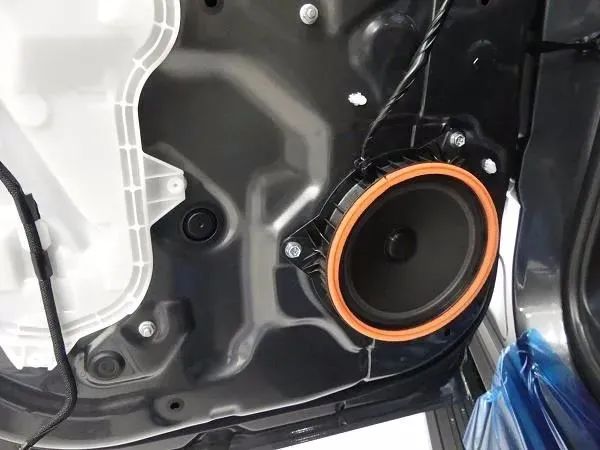 换掉原车JBL音响，丰田兰德酷路泽300升级声丽创音扬声器