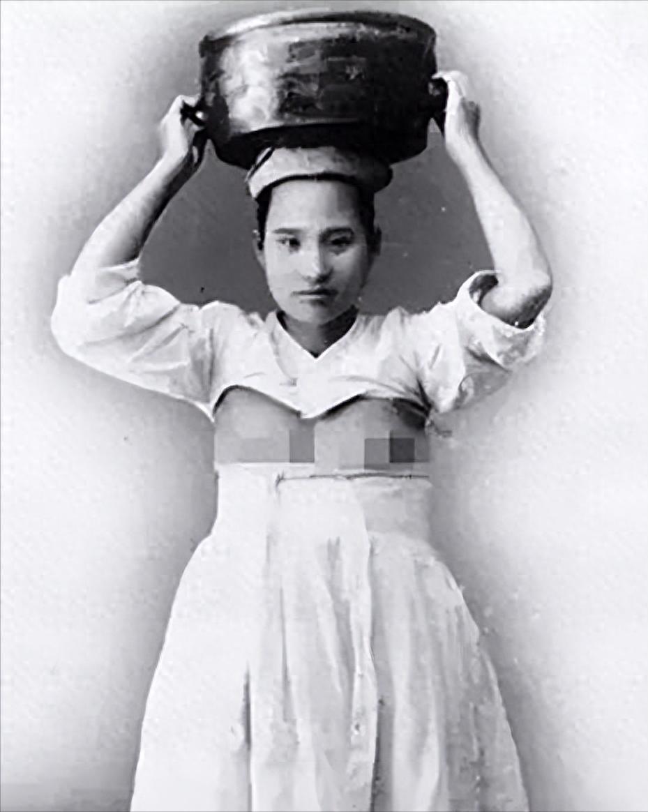 韩国女爱豆着装引争议，衣服盖不住侧乳，网友：是在弘扬传统文化