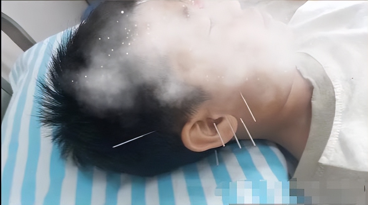 男孩踢球撞大妈被打到住院后续,10岁男孩踢球撞到大妈后续