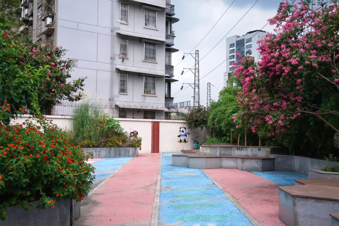 穿越五块石的百米窄巷，打开铁半城的光