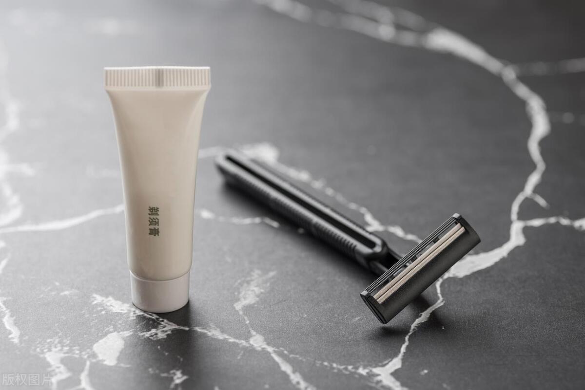 我25岁,第一次穿比基尼时，男友发现毛毛漏出来，毛毛可以刮吗？